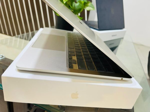 MacBook Air 13-inch (M2 chip)